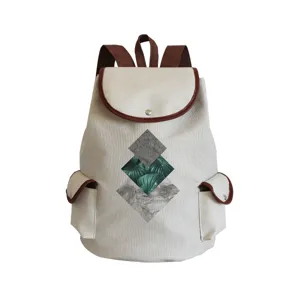 Geometrischer Canvas-Rucksack mit Lederbesatz, schlichter Schultaschen-Detailblick an.