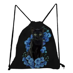 Gros plan sur l'impression de chat noir et orchidée bleue sur le tissu du sac à dos.