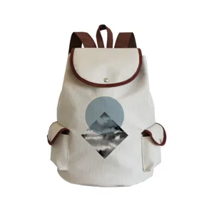 Detaillierte Ansicht des Canvas-Rucksacks mit geometrischem Bergmuster und braunem Leder.