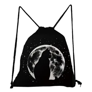 Vue détaillée de l'imprimé chat et lune noir sur le tissu souple de ce sac à cordon.