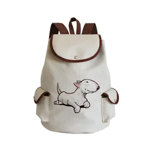 Canvas Rucksack Detailansicht mit niedlichem Bullterrier Aufdruck, Lederakzenten und Taschen.