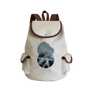 Detailansicht des Canvas-Rucksacks mit einem runden abstrakten geometrischen Druck und Leder.