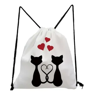 Gros plan du sac à dos blanc avec motif de couple de chats noirs mignons et cœurs rouges.