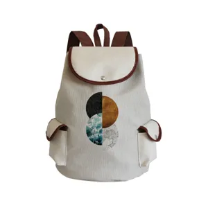 Detailansicht des Segeltuch-Rucksacks mit abstraktem geometrischem Druck und braunen Lederakzenten.