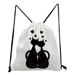 Détail d'impression de chat mignon sur sac à cordon en toile blanche, idéal pour usage quotidien.