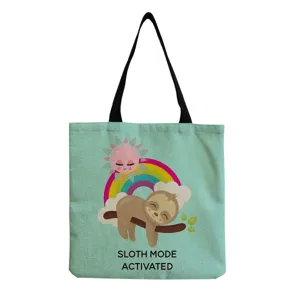 Vue détaillée du motif de dessin animé de paresseux mignon sur le sac cabas en toile.