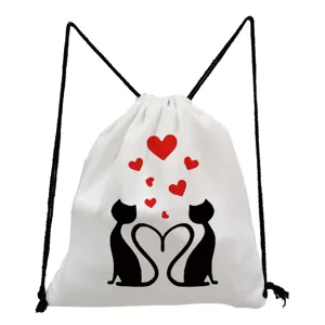 Vue de détail rapproché du sac à dos à cordon avec joli imprimé chat noir et cœurs.