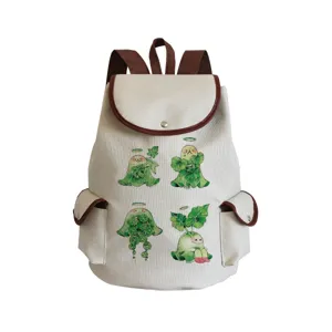 Détail de sac à dos en toile avec impression de personnages de plantes vertes et cuir.