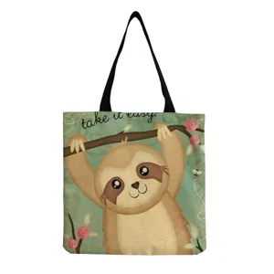 Détail de sac cabas en toile imprimé paresseux, avec motif animal mignon et style décontracté.