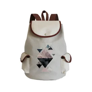 Leinwand Rucksack Detail mit dem geometrischen Druck und braunen Lederkanten verziert.