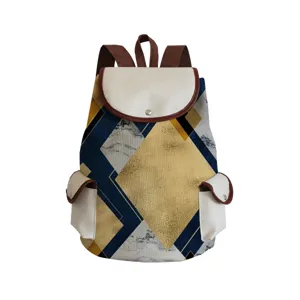 Geometrisches Muster Print Detailansicht des stylischen Rucksacks mit Fronttasche.