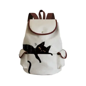 Gros plan sur le joli imprimé chat noir du sac à dos en toile beige avec bordure marron.