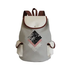 Stylischer Segeltuch Rucksack mit geometrischem Print, Klappe und braunen Schultergurten.