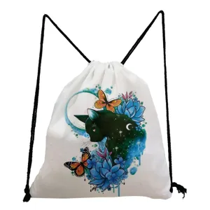 Vue détaillée du sac à dos à cordon blanc avec motif aquarelle chat noir et papillon mignon.