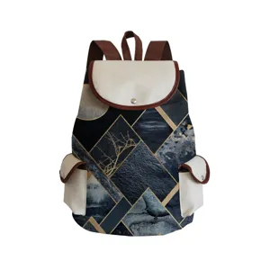 Detailansicht des modischen Rucksacks mit geometrischem Print und kontrastierenden Taschen.