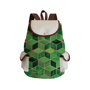Grüner geometrischer Rucksack Detail, Canvas Stoff Textur, braune Riemen und weiße Klappentasche.