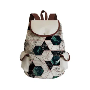 Detailansicht des eleganten Rucksacks mit geometrischem Marmormuster und braunen Besätzen.