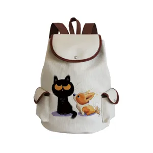 Gros plan du sac à dos en toile avec imprimé chat noir mignon, garniture en cuir et poche.