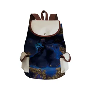 Blauer und beiger Rucksack mit abstraktem Muster, braunen Riemen und Taschen.