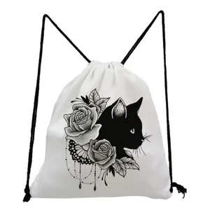 Détail du sac à dos cordon blanc avec impression graphique de chat noir et roses, style décontracté.