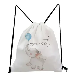 Vue détaillée du sac à dos cordon blanc avec motif éléphant aquarelle pour usage quotidien.