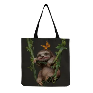 Détail de sac cabas en toile avec imprimé paresseux mignon, adorable paresseux sur lianes.