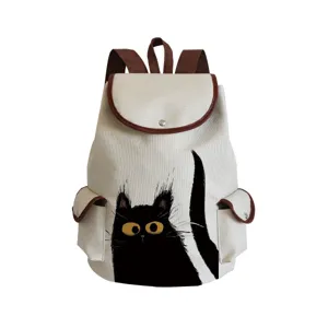 Gros plan du sac à dos en toile avec un motif de chat noir mignon et des bordures marron.