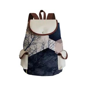 Canvas Rucksack mit geometrischem Print und Klappentasche für Schule und Alltag.