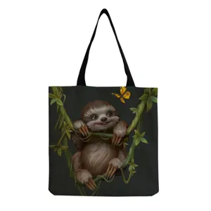 Détail du sac cabas en toile avec imprimé paresseux mignon, sac à main fourre-tout tendance.