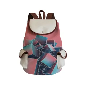 Detailansicht des Rucksacks mit geometrischem Muster, zeigt das abstrakte Design und den Stoff.