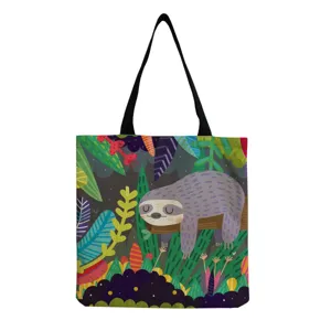 Gros plan montrant le motif de paresseux endormi vif et la texture solide du tissu de sac.