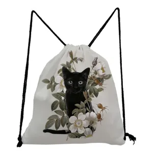 Gros plan détaillé sur l'imprimé motif chat noir et plantes de ce sac à dos cordon.