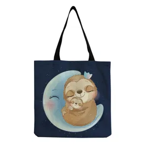 Détail de l'imprimé mignon de paresseux et lune sur sac cabas bleu foncé avec anses noires.
