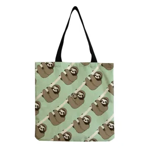 Vue rapprochée détaillée affichant le joli motif imprimé de paresseux sur le sac en toile verte.