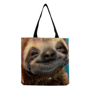 Vue en détail du sac cabas en toile avec impression de paresseux et joli motif animal.