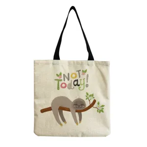 Détail du sac cabas en toile avec un imprimé de paresseux mignon et texte humoristique.