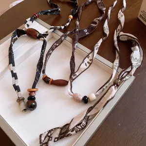 Collar de cinta de tela vintage con cuentas de madera acrilico estilo boho detalle joya