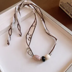 Collar de cuentas de cinta de tela estilo retro con correa estampada y cuentas.