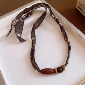 Collar de cinta de tela con cuentas de madera vintage, joya estilo bohemio retro.
