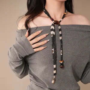 Collar retro de cinta de tela con colgante de cuentas acrílicas, joya de clavícula elegante única.