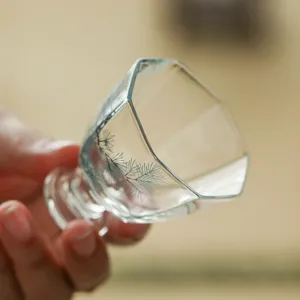 Taza de té de cristal con patrón de pino, taza kung fu de pie alto para degustación.