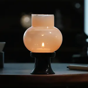 Bougeoir lanterne en verre borosilicaté avec socle noir pour décoration d'intérieur.