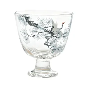 Taza de té de vidrio transparente con elegante diseño de pino y grulla, ideal para té tradicional.