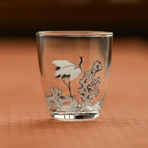 Glas Teetasse mit traditioneller Kranich- und Felsmalerei, ideal für Büro und Teekultur.
