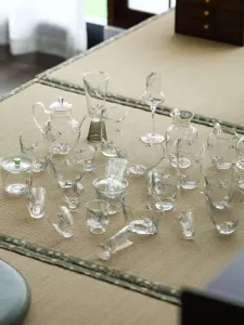 Service à thé chinois en verre avec motifs de pin et de grue pour la cérémonie du thé.