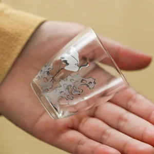 Glas Teetasse mit traditionellem Kranich und Felsenmuster, elegante Teetasse fuer das Buero.