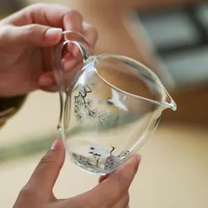 Caraffa da tè in vetro trasparente con motivo di pino e gru per la cerimonia del tè cinese