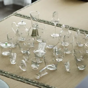 Service à thé en verre motif pin et grue, élégant ensemble de thé kung fu pour la maison.