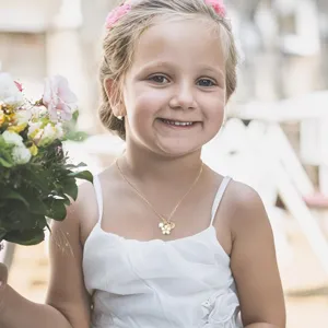 Élégante collier de perles et de fleurs de trèfle à quatre feuilles doré pour femmes et filles.