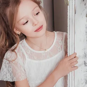 Détail de collier lettre perle fleur dorée délicate avec un charmant pendentif floral.